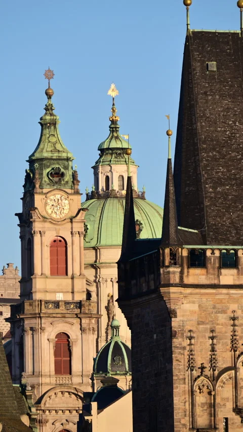 Vertical close-up of the clock tower and green dome of St. Nicholas Church Video stock 342253613