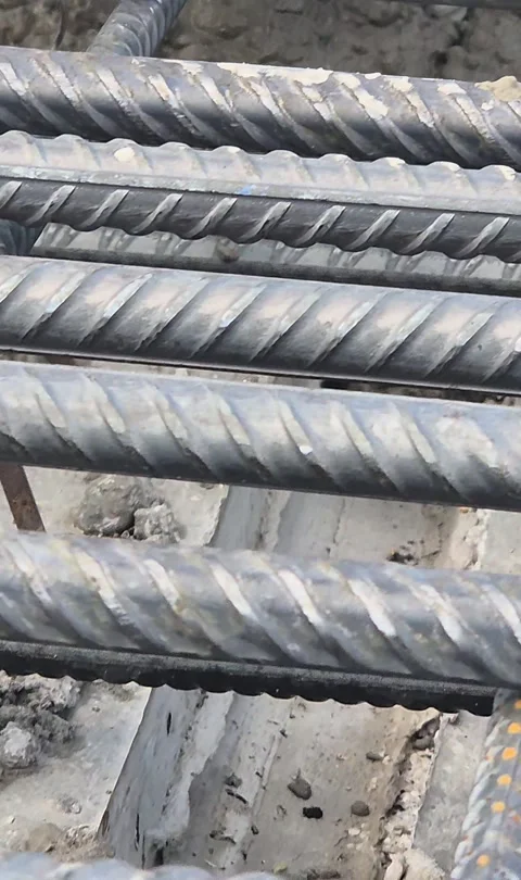 Vertical - Close up of concrete flowing under rebar matrix 스톡 동영상 343284892