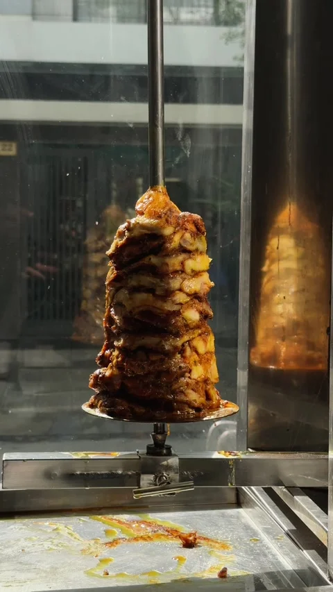 Vertical Close Up of Doner Kebab Cone Rotating on Spit with Sunlight. Fast Vídeo Stock 341542534