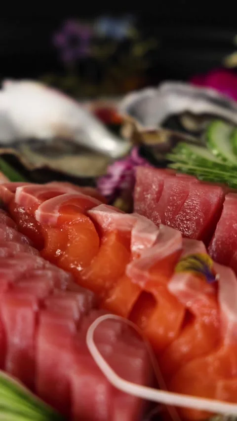 Vertical Close Up of Fresh Sashimi and Seafood Platter Vídeos de archivo 325691849