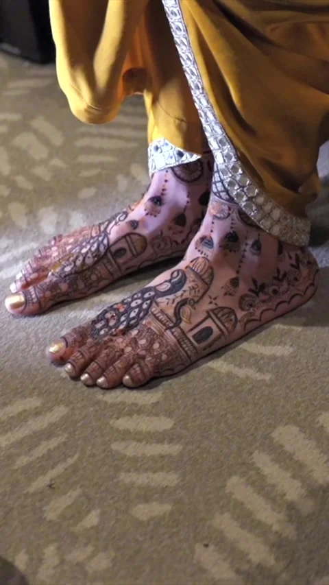 Vertical Close Up of Indian Bride Showing Mehendi Designs 動画素材 337453042