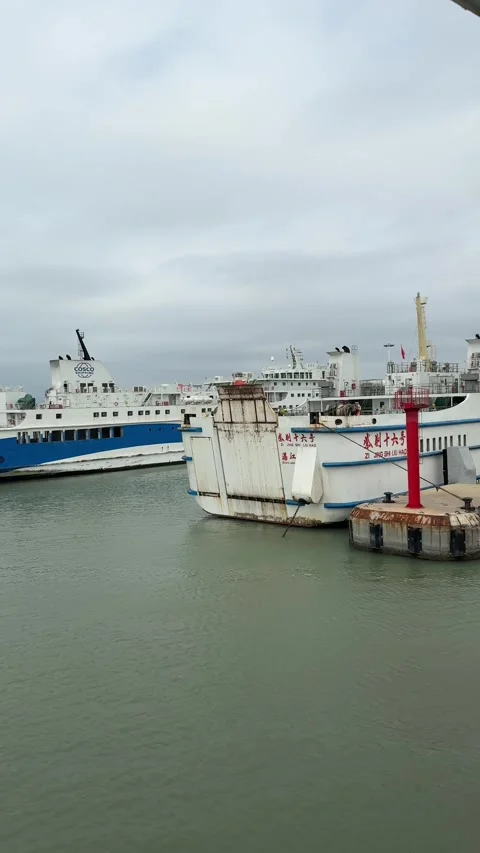Vertical Close-up of Large Passenger Ferry at Haikou Terminal 4K 库存影片 331972188