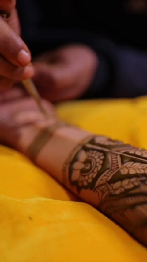 Vertical Close Up of Mehendi Applying on Bride's Hand 動画素材 337453165
