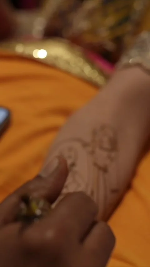 Vertical Close Up of Mehendi Applying on Bride's Hand Vídeo Stock 337453179