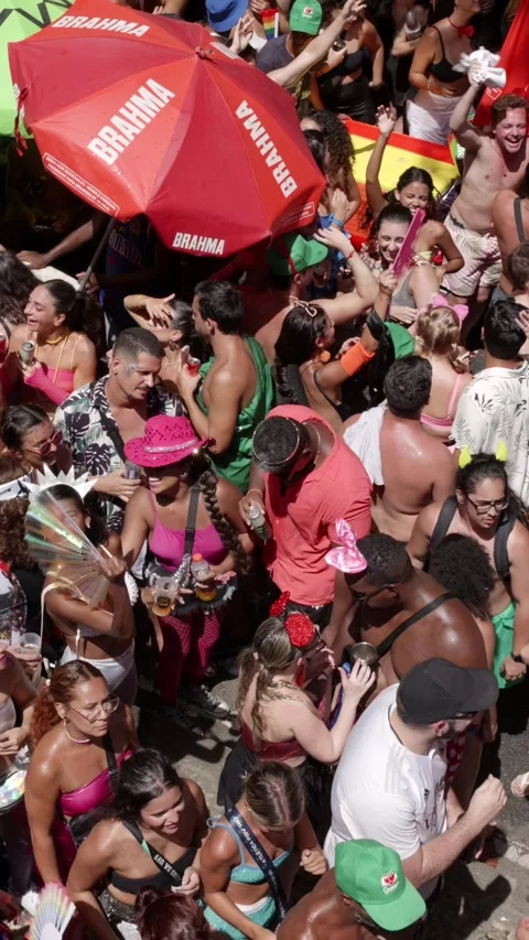 Vertical close-up pan left over people dancing in a dense Rio de Janeiro Video stock 336589879