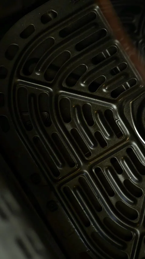 Vertical close up of a person hand removing a basket from an air fryer Vidéo 343963659