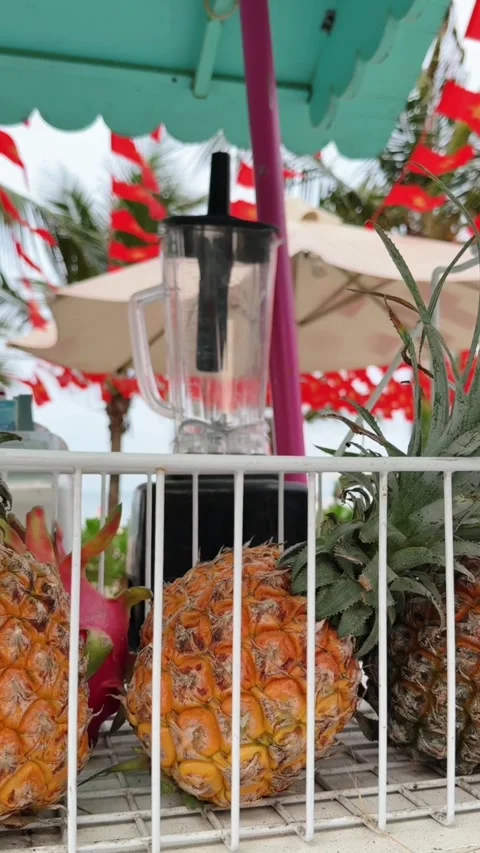 Vertical Close up of Pineapples in Basket and Blender at Beach Juice Bar Vidéo 342699396