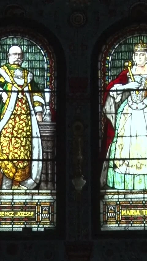 Vertical Close-up of Royal Biblical Figures Stained Glass in Synagogue 库存影片 329700870