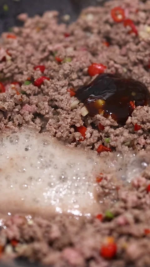 Vertical Close-Up of Savory Sauce Added to Sizzling Minced Beef Vídeos de archivo 329144081