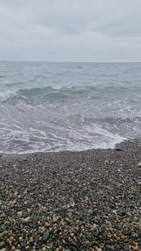 Vertical Close-up of Sea Foam and Flipping Pebbles with Audio Vidéo 331156285