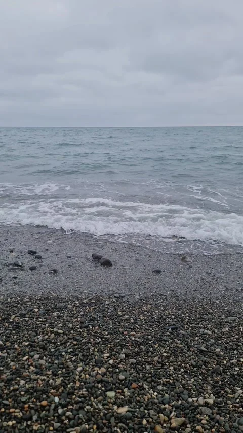 Vertical Close-up of Sea Water Rolling over Stones with ASMR Sound Vidéo 331154142