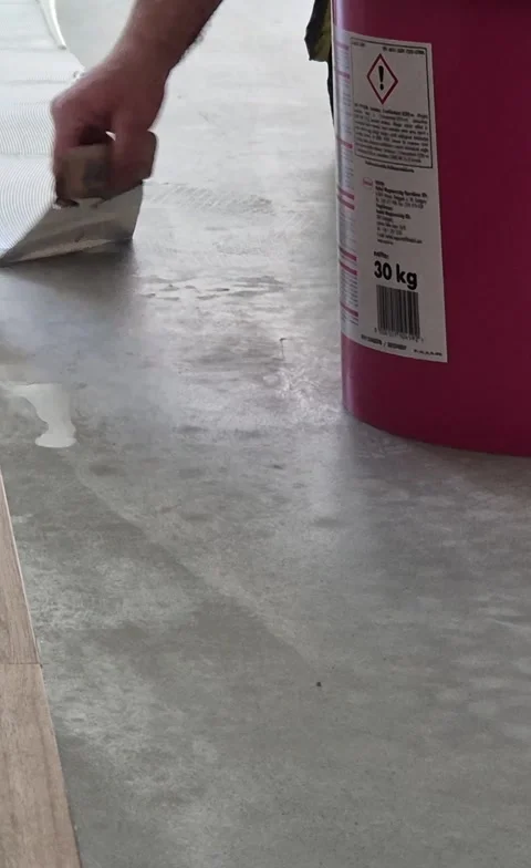 Vertical Close Up of Spreading Parquet Adhesive 库存影片 335068749
