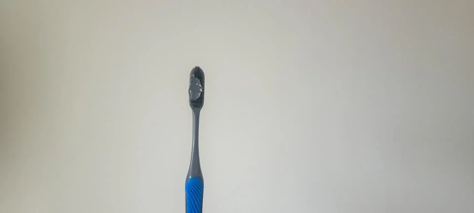 Vertical close-up of a toothbrush prepared with toothpaste, symbolizing dai.. Fotos Stock