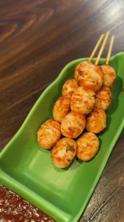 Vertical close-up video of grilled meatballs on skewers Stock Footage 322967404
