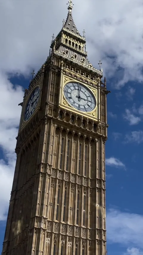 Vertical Close Up View of Big Ben Clock Tower in London England Stockbeeldmateriaal 334701691