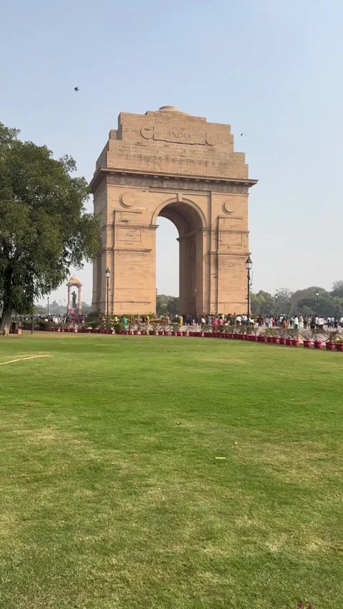 Vertical close view of India Gate war memorial with green lawn in New Delhi Vídeo Stock 342968338