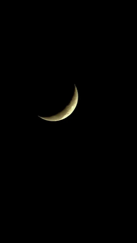 Vertical Close Up View of Thin Crescent Moon in Night Sky Vídeo Stock 341809289