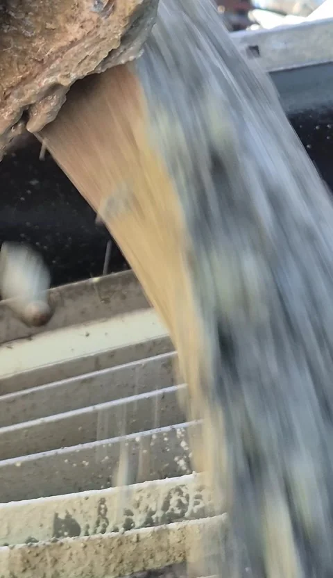 Vertical Close Up of Wet Concrete Pouring from Mixer Chute 9x16 스톡 동영상 341730920