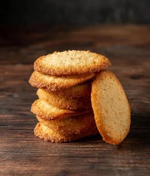 Vertical closeup of a cookie stack on a wooden table Foto stock