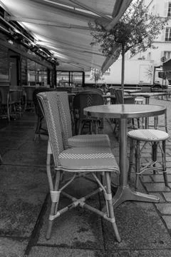 Vertical closeup grayscale of Cafe du Marche outdoors, Paris Foto stock