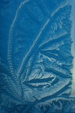 Vertical closeup shot of details on a pattern formed by ice crystals Foto stock