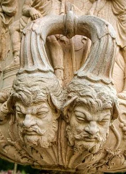 A vertical closeup of two head structure art statues at the Notredame cathedr Foto stock