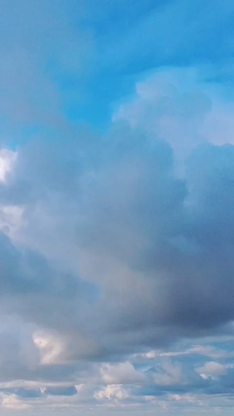Vertical Cloud Time-lapse Video stock 323375632