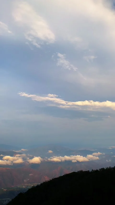 Vertical Clouds Moving Over Distant Peaks at Dusk China Vidéo 334706405