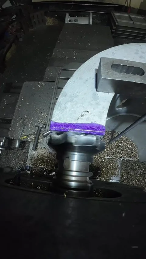 Vertical CNC milling machine cutting heavy metal part in Chinese factory 库存影片 333443177