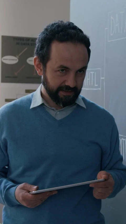 Vertical of Coding Teacher with Tablet Explaining Algorithm to Class 스톡 동영상 307092163