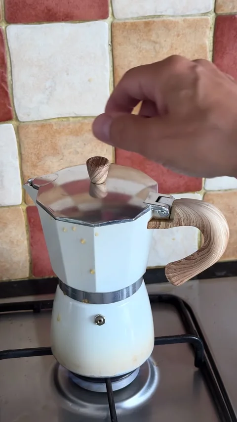 Vertical. Coffee brewing in white percolator pot on gas stove. Vídeos de archivo 252655253
