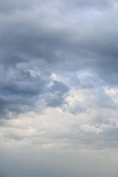 Vertical composition of dramatic stormy cloudscape Stockfoto's