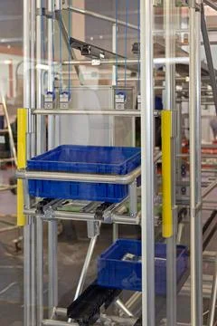 Vertical Conveyor Elevator Crate 스톡 사진