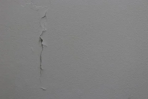 Vertical crack line of surface painted concrete. Foto stock