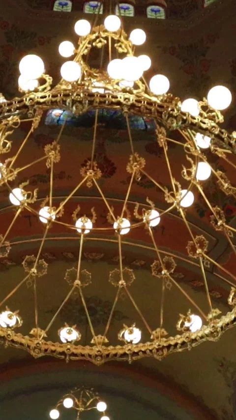 Vertical Crane and Dolly Shot over Ornate Synagogue Candelabras 库存影片 331135732