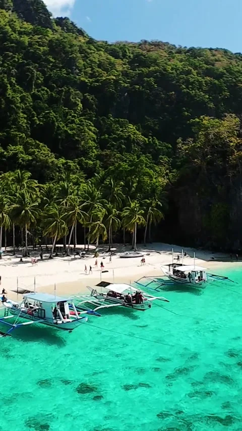 Vertical crowded tropical beach with anchored boats in Palawan, Philippines Vídeo Stock 318899182
