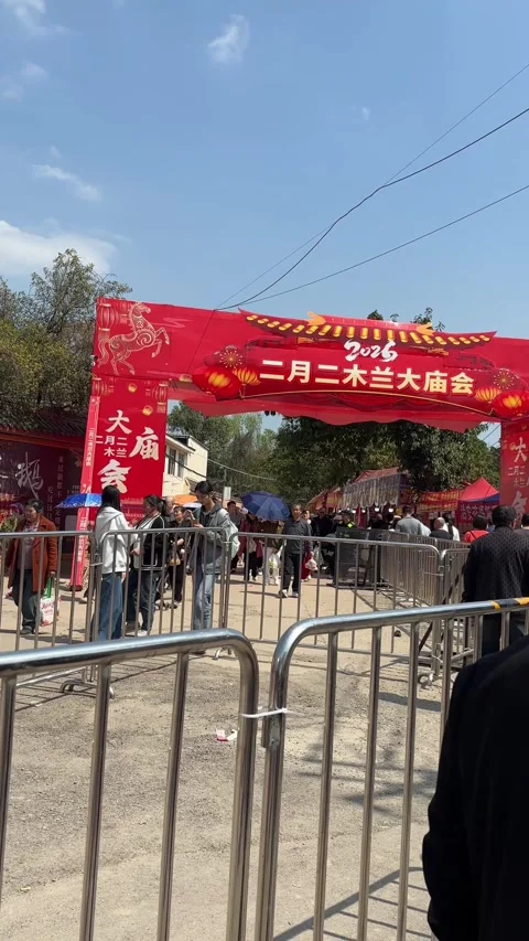 Vertical Crowds at Mulan Temple Fair in China Video stock 334901173