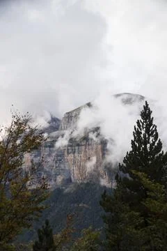 Vertical cut mountain slopes Stockfoto's