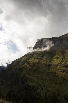 Vertical cut mountain slopes Stock-Fotos