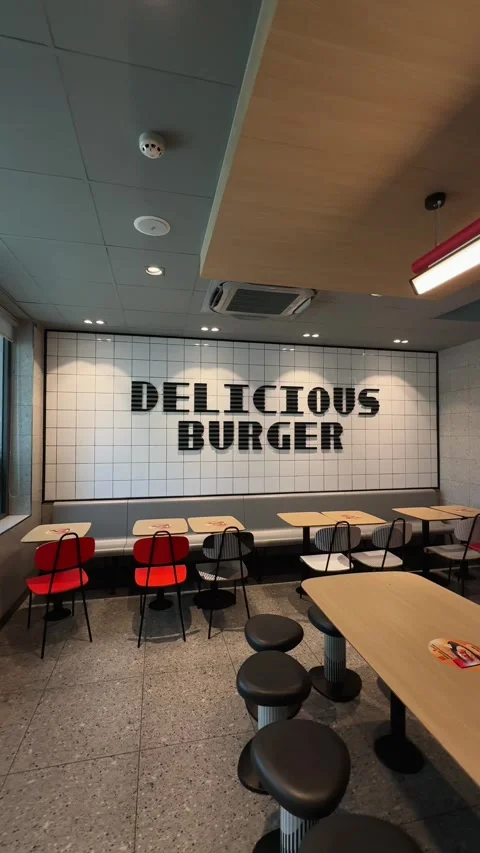 Vertical Da Nang, Vietnam - August 22, 2026: Vertical Empty Mcdonalds Fast Food Vidéo 343696319