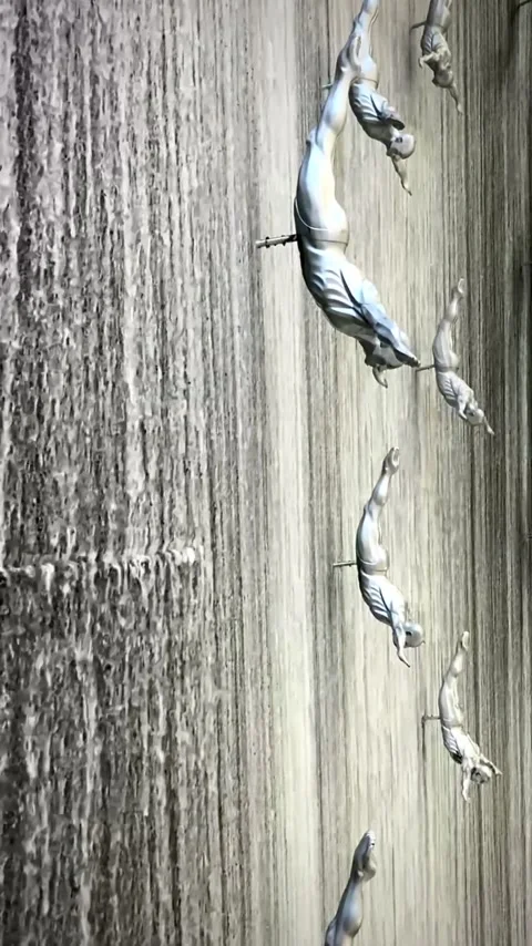Vertical, Divers Sculptures and Artificial Waterfall in Dubai Mall Vidéo 255728348