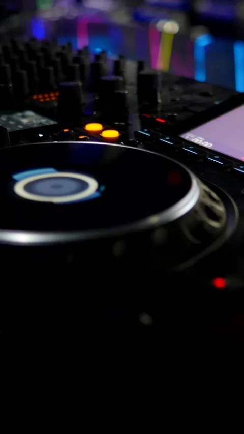 Vertical DJ Mixer Knob And Fader Controls In Dark Studio 库存影片 341743914