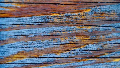 Vertical downward pan of weathered blue and orange wood grain Vidéo 331303128