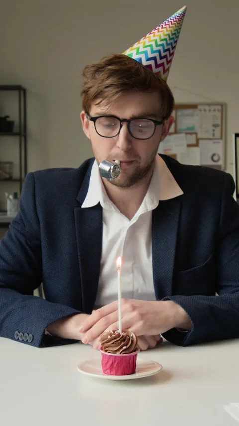 Vertical of Drained Gen Z Manager Blowing into Party Whistle without Enthusiasm Vidéo 331527173