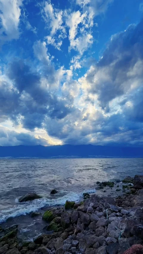 Vertical Dramatic Clouds Over Erhai Lake In Dali Vídeos de archivo 334862066