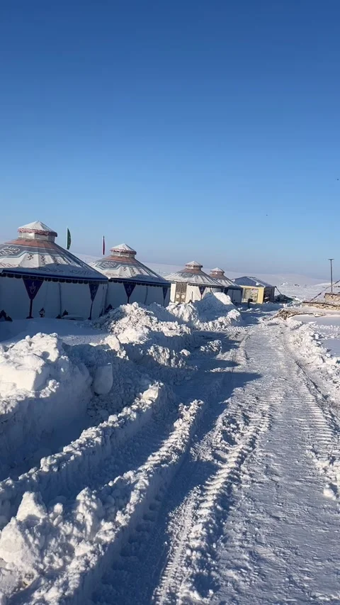 Vertical Dramatic Dawn View of Lonely Yurt Dwelling on Snowy Steppe Vídeos de archivo 332525553