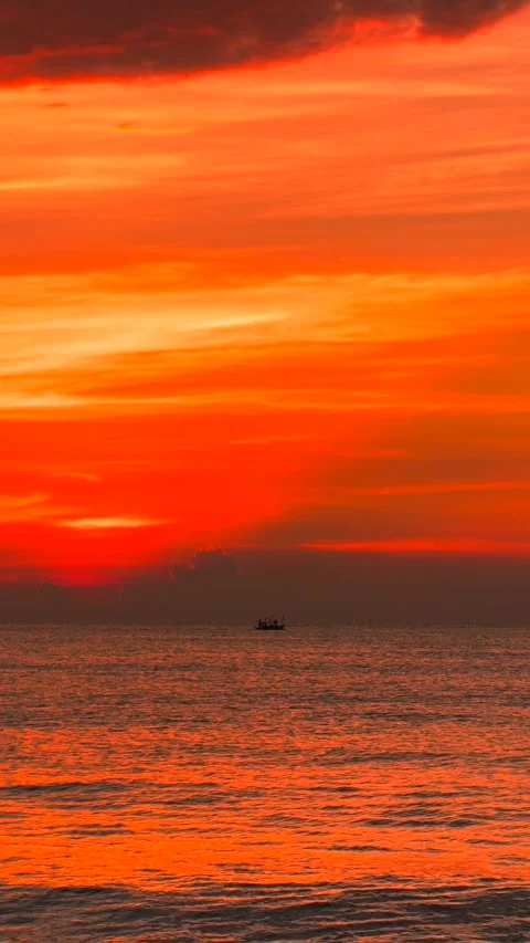 Vertical Dramatic Sunset Sky Over Calm Tropical beach 스톡 동영상 343595042