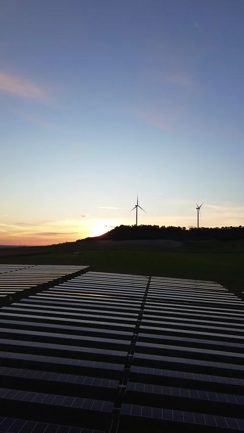 Vertical Drone Aerial of Solar Panels and Wind Turbines at Sunset Vidéo 330453593