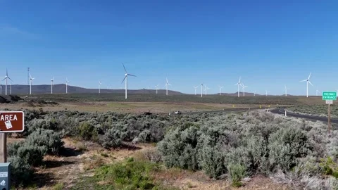 Vertical Drone Ascent Over Eastern Washington Rest Area and Wind Turbines 库存影片 314081459