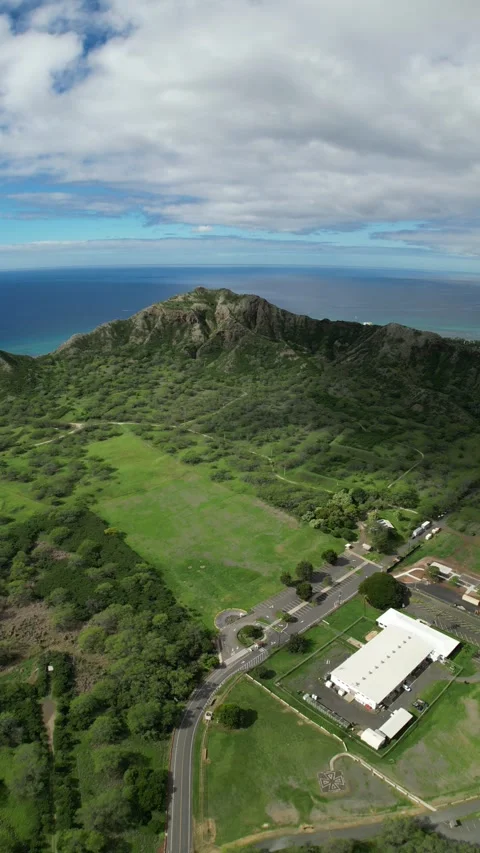Vertical Drone Flight Back from Diamond Head, Honolulu Stockbeeldmateriaal 348420676